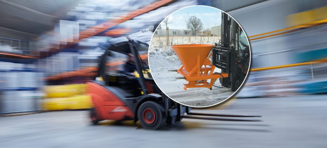 Gabelstapler mit orangem Anhänger