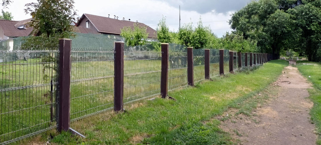 Recyclingpfosten entlang eines Waldweges