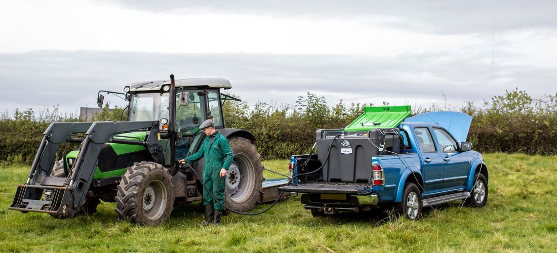 Traktor und Auto auf einer Wiese