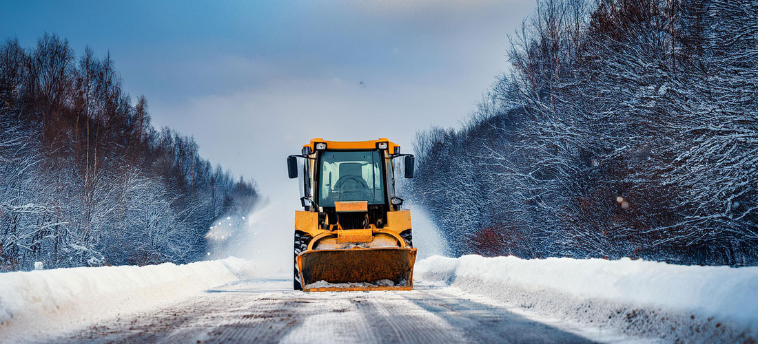 Streufahrzeug in winterlicher Umgebung